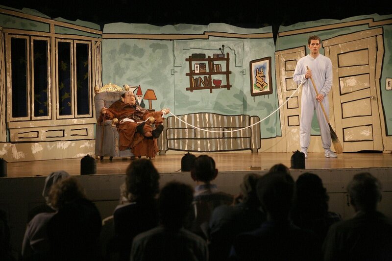 Während Frank (Danny DeVito, l.) ganz zufrieden ist mit seiner Rolle in Charlies Musical, ist Dennis (Glenn Howerton, r.) alles andere als begeistert … – Bild: Bluebush Productions, LLC