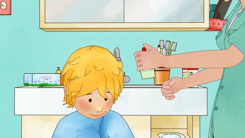 Im Badezimmer sprüht Mama Conni das Anti-Läusemittel auf das trockene Haar. Conni sitzt auf einem Hocker und hat ein Handtuch um die Schulter gelegt. – Bild: ZDF/​Henning Windelband (Youngfilms GmbH)