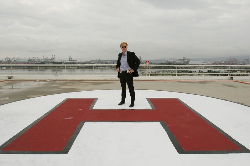 Horatio (David Caruso) versucht heraus zu bekommen, nach welchem Muster die Gangster ihre Raubzüge planen … – Bild: RTL /​ CBS /​ Spiel mit uns