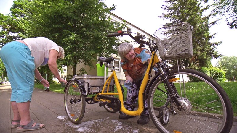 Elke und Dagmar putzen das Fahrrad – Bild: RTLZWEI