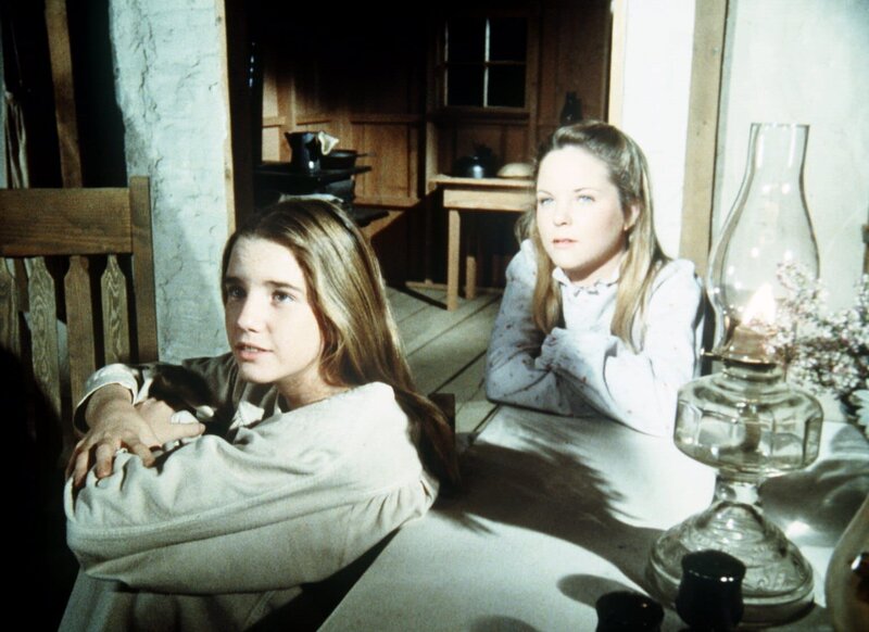 Laura (Melissa Gilbert, l.) und ihre Schwester Mary (Melissa Sue Anderson, r.) hören gespannt ihrer Mutter zu, die ihnen erzählt, wie sie ihren Vater kennengelernt hat. – Bild: Sat.1 Gold