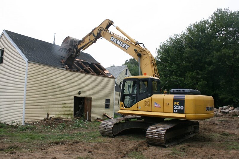 Hampton, NH: Kip Walker begins to demolish the old farmhouse that was owned by a pilot. – Bild: The National Geographic Channel Hampton, NH: Kip Walker begins to demolish the old farmhouse that was owned by a pilot. – Bild: The National Geographic Channel
