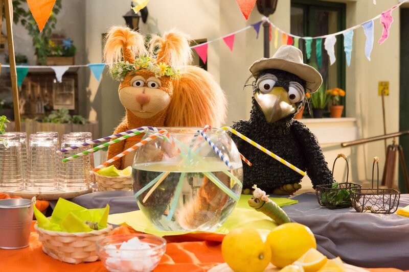 Ella (Anna Menzel), Rudi (Lennart Morgenstern) und Lotti (Heide Evers) wundern sich: Ist Ottos köstliche Ottonade etwa noch nicht fertig? – Bild: ZDF und Zia Ziarno