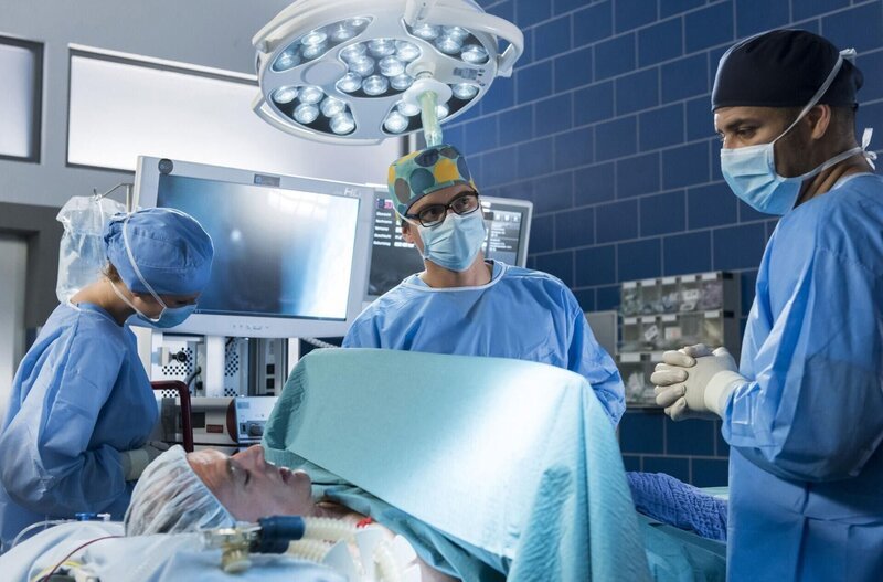Kurz vor dem Eingriff erhalten die Ärzte die Information über den erhöhten PSA-Wert des Patienten Prof. Schellenberg. V.l.n.r. Komparsin, Prof. Alexander Schellenberg (Marcus Bluhm), Elias Bähr (Stefan Ruppe), Dr. Matteo Moreau (Mike Adler). – Bild: ARD Degeto