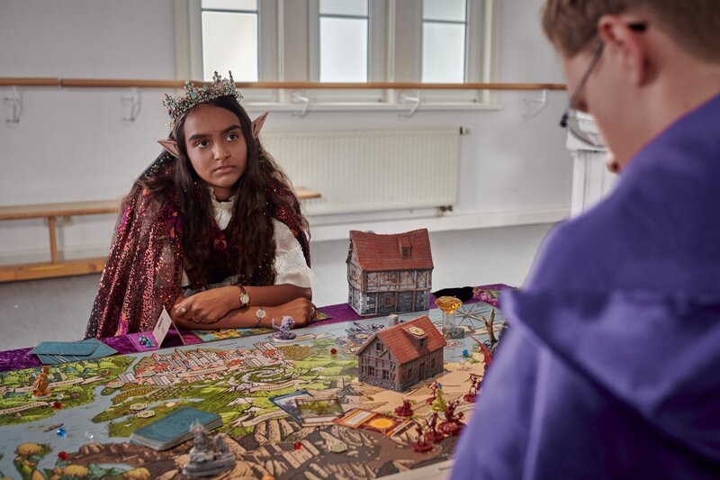 Reena (Sophia Leonie Mauritz, li.) versucht eine krasse Nachricht vor Gustav (Tamino Schenke, re.) geheim zu halten. – Bild: mdr/​Saxonia Media/​Adrian Groß