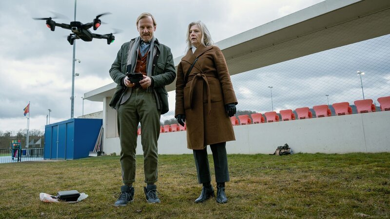 Die Beschatter Staffel 1 /​ Folge 2 Motiv 1 Modernste Überwachungsmittel: Martin Butzke als Hennig Eckberg, Esther Gemsch als Doro Iselin – Bild: SRF/​Pascal Mora