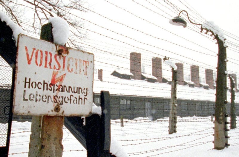 Hochspannungs-Einzäunung im Vernichtungslager Auschwitz. – Bild: ORF/HR Hochspannungs-Einzäunung im Vernichtungslager Auschwitz. – Bild: ORF/HR