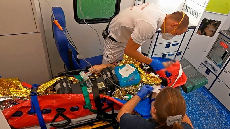 SWR Fernsehen MENSCH LEUTE, „Alarm für Feuerwache 5“, am Montag (14.02.22) um 18:15 Uhr. Notfallsanitäter Tobias Ritzal arbeitet im RTW an einem schwerstverletzten Patienten. © SWR, honorarfrei – Verwendung gemäß der AGB im engen inhaltlichen, redaktionellen Zusammenhang mit genannter SWR-Sendung bei Nennung „Bild: SWR“ (S2+). SWR Presse/Bildkommunikation, Baden-Baden, Tel: 07221/929–23876, foto@swr.de – Bild: SWR SWR Fernsehen MENSCH LEUTE, „Alarm für Feuerwache 5“, am Montag (14.02.22) um 18:15 Uhr. Notfallsanitäter Tobias Ritzal arbeitet im RTW an einem schwerstverletzten Patienten. © SWR, honorarfrei – Verwendung gemäß der AGB im engen inhaltlichen, redaktionellen Zusammenhang mit genannter SWR-Sendung bei Nennung „Bild: SWR“ (S2+). SWR Presse/Bildkommunikation, Baden-Baden, Tel: 07221/929–23876, foto@swr.de – Bild: SWR
