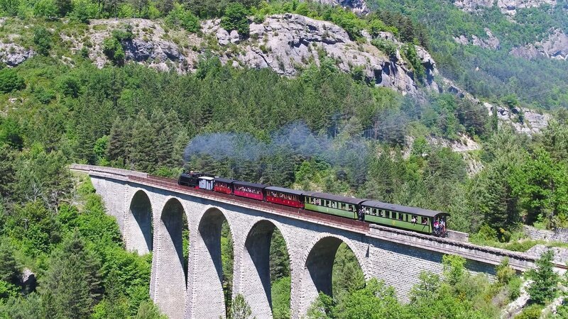 Zug der Pignes a Vapeur   +++ – Bild: RTL /​ BriteSpark /​ Frankreich
