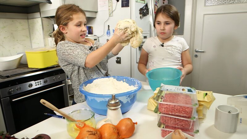 Für das russische Tschiri brauchen Toma und Leni eine Menge Hefeteig. – Bild: SWR/​Nordisch Filmproduction