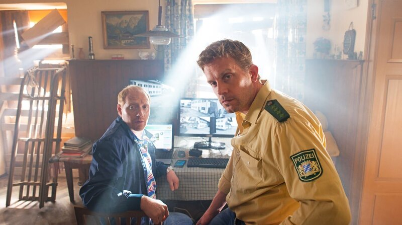 Rudi Birkenberger (Simon Schwarz, li.) und Franz Eberhofer (Sebastian Bezzel) überwachen den heimischen Hof. – Bild: ARD Degeto/​BR/​Constantin Film/​ZDF