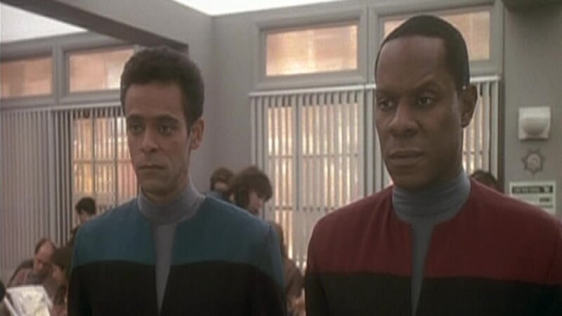 Julian Bashir (Alexander Siddig) und Benjamin ‚Ben‘ Sisko (Avery Brooks) – Bild: Tele 5