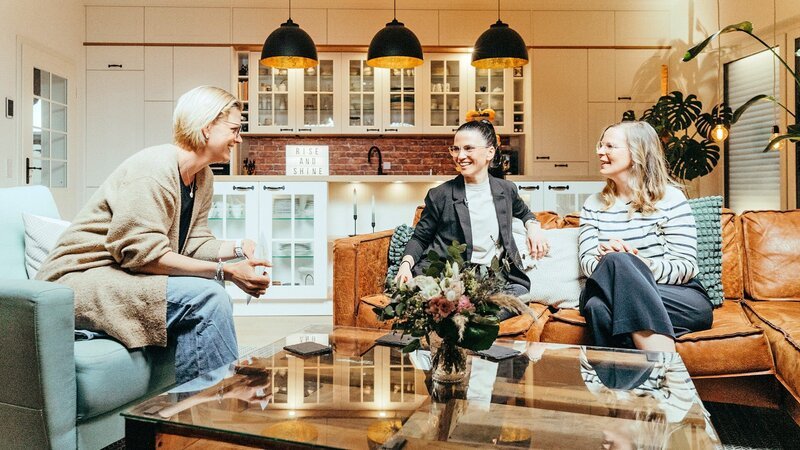 (v.l.) Elena Schulte, Conny Zoeller, Georgia Mix – Bild: Bibel TV