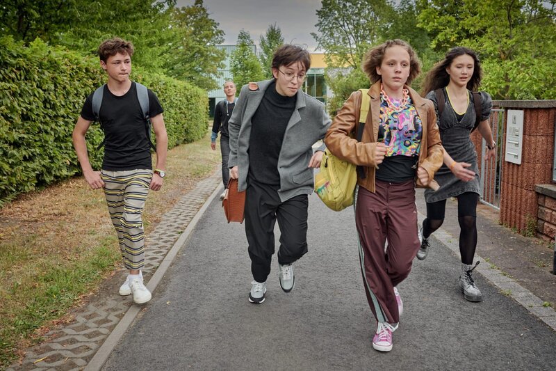 Colin (Johannes Degen, v.l.n.r.), Noah (Philip Rüger), Joel (Samuel Koch), Joyce (Matilda Willigalla) und Io (Clara Jaschob) liefern sich ein Wettrennen um den letzten Platz im Share Space. – Bild: mdr/​Saxonia Media/​Adrian Groß