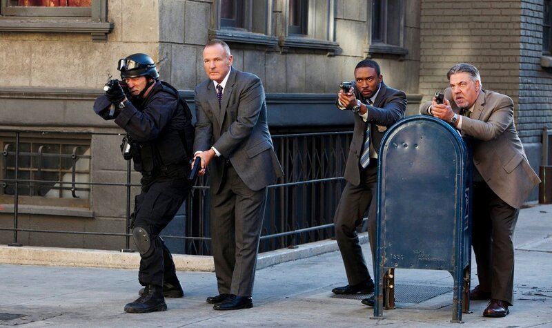 L-R: ,SWAT Commander (Russ Grant), Lieutenant Sean Cavanaugh (Brian Goodman), Barry Frost (Lee Thompson Young), Vince Korsak (Bruce McGill) – Bild: Turner /​ TM & (C) TURNER NETWORK TELEVISION. A TIME WARNER COMPANY. ALL RIGHTS RESERVED.