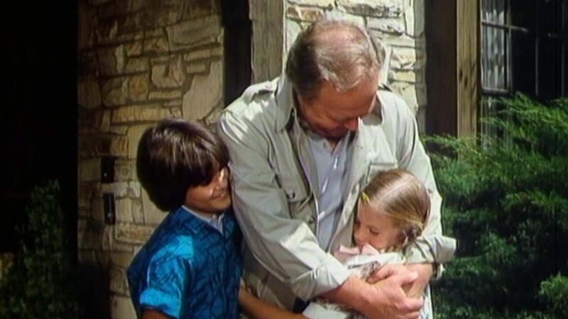 Der Vater aus der Fernsehserie  Sarah (Kelley parker) und Joey (R. J. Williams) sind endlich mit Mr. Cassidy (Ned Beatty) vereint. – Bild: Bibel TV