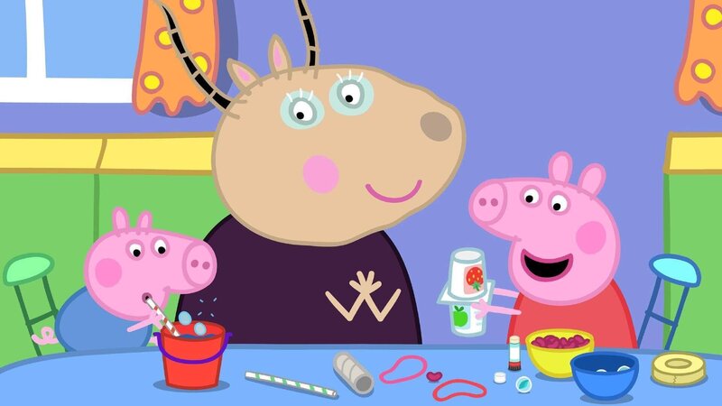 Heute sind Peppa und ihre Freunde in der Spielgruppe und Madame Gazelle (mi.) will mit ihnen musizieren. Aber sie spielen nicht mit normalen Insrumenten, sondern müssen ihre eigenen Instrumente bauen. Madame Gazelle sammelt allen möglichen Krimskrams und zeigt den Kindern wie man diesen für den Instrumentenbau verwenden kann. Am Ende des Tages spielen die Kinder ein ganz besonderes Konzert für ihre Eltern. – Bild: SUPER RTL