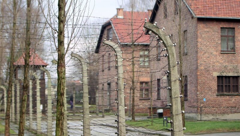  Zaun und Unterkünfte. – Bild: ORF/​ZDF