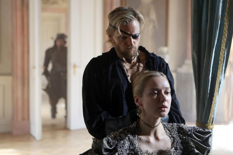 Rochefort (Marc Warren, oben); Königin Anne (Alexandra Dowling, unten) – Bild: BBC 2015 /​ Dusan Martincek Lizenzbild frei