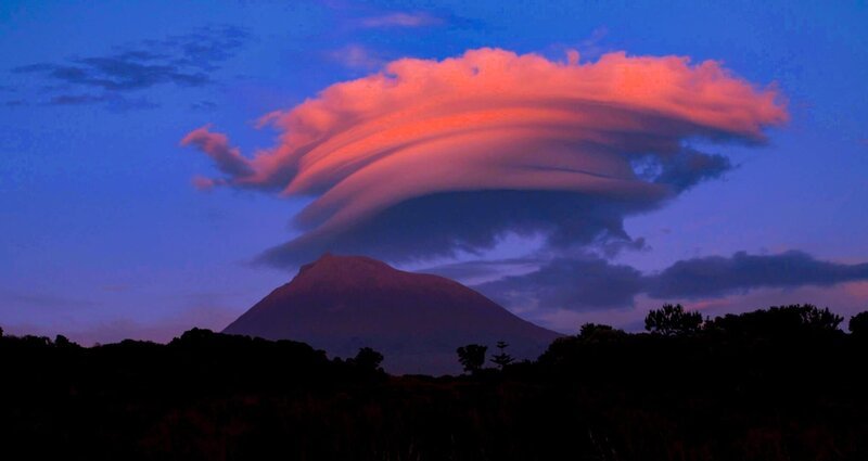 Abendstimmung mit Linsenwolken (Altocumulus Lenticularis) über dem Pico. – Bild: ORF/Erich Pröll Film Abendstimmung mit Linsenwolken (Altocumulus Lenticularis) über dem Pico. – Bild: ORF/Erich Pröll Film