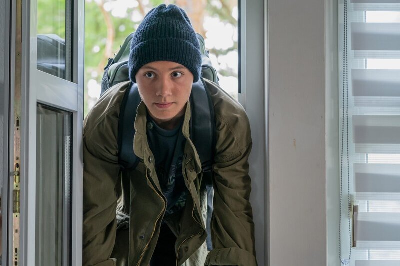 Noah (Philip Rüger) kommt von einem geheimen Ausflug zurück. – Bild: mdr/​Saxonia Media/​Adrian Groß