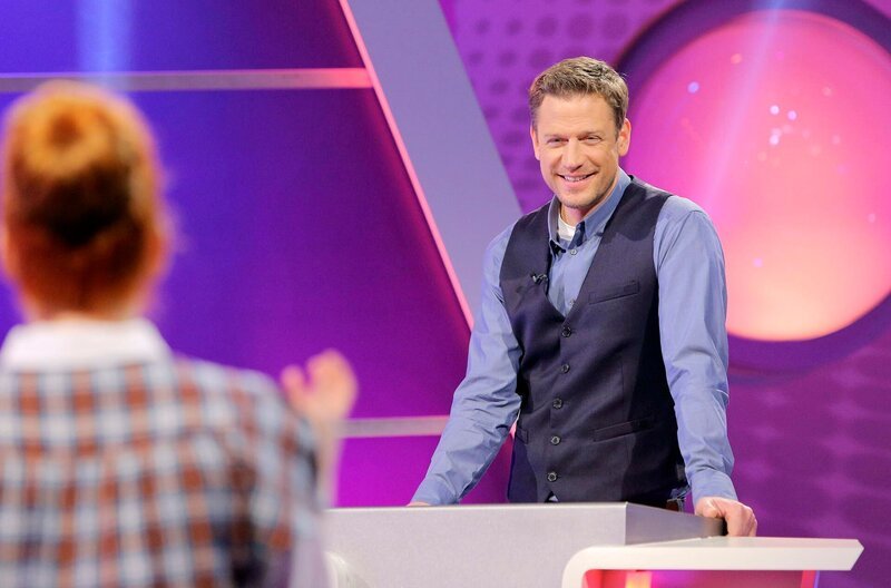 Moderator Florian Weber stellt im SWR Wissensquiz „Meister des Alltags“ die Alltagstauglichkeit seiner prominenten Kandidaten auf die Probe. – Bild: SWR/​Peter A. Schmidt
