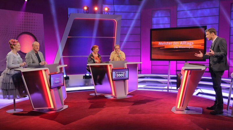 Moderator Florian Weber stellt im SWR Wissensquiz „Meister des Alltags“ die Alltagstauglichkeit seiner prominenten Kandidaten auf die Probe. „Meister des Alltags“ spendet seinen Gewinn einem guten Zweck. v.li. Enie van de Meiklokjes & Bodo Bach, Alice Hoffmann & Wigald Boning und Florian Weber. – Bild: SWR/​Peter A. Schmidt