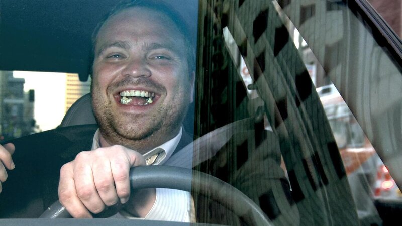 Der Invest-Banker Jack Hurley (Drew Powell) hat die ihm anvertrauten Spendengelder veruntreut und ist daraufhin untergetaucht. – Bild: VOX