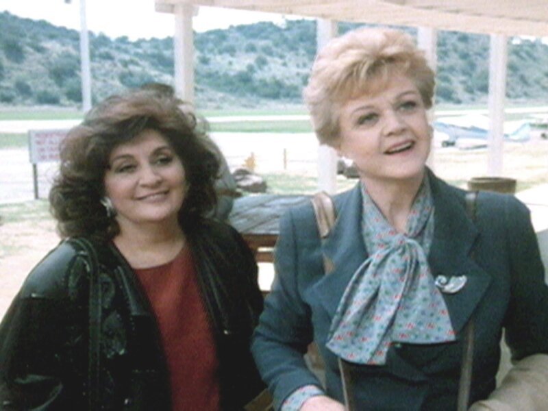 Jessica (Angela Lansbury, re.) und ihre Verlegerin Dorothy (Georgia Brown) sind in Montana angekommen. – Bild: Warner TV Serie