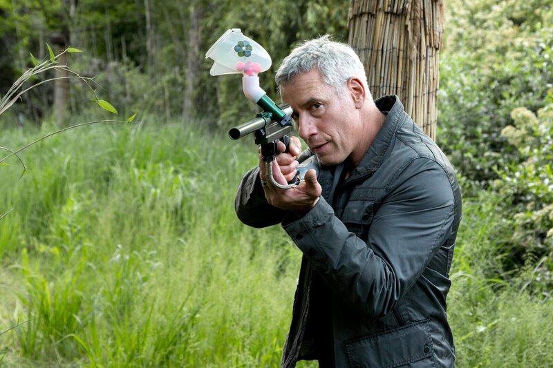Zoodirektor Dr. Blum (Ralph Herforth) verjagt mit seinem Paintball-Gewehr einen Eindringling aus dem Zoo! Und rettet so das Leben zahlreicher Erdmännchen. – Bild: ARD/​Steffen Junghans
