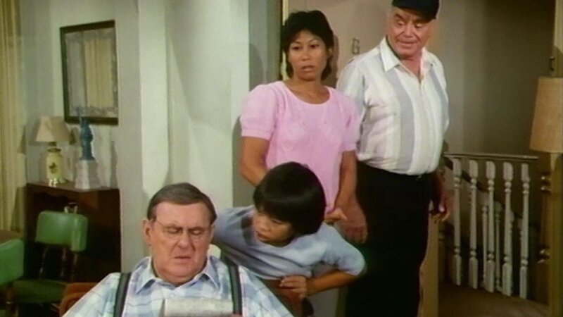 Unerwünschter Familienzuwachs: Guido (Ernest Borgnine), Lan (Haunani Minn), und Michael (Ernie Reyes Jr.) haben es schwer mit Clancy (Eugene Roche) – Bild: Bibel TV
