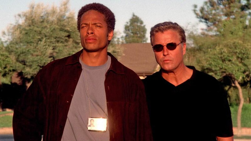 L-R: CSI Warrick Brown (Gary Dourdan), CSI Dr. Gil Grissom (William Petersen) – Bild: TVNOW