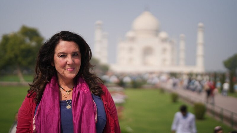 Bettany Hughes führt die Zuschauer:innen durch den Norden von Indien. – Bild: RTL /​ SandStone Global Productions Ltd.
