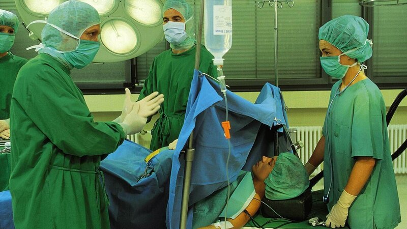 Dr. Stefan Frank (Sigmar Solbach) im Einsatz im OP. – Bild: MG RTL D /​ Elke Werner