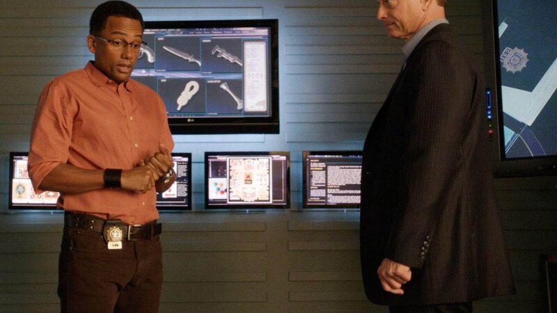 Ein Täter inszeniert seine Morde nach dem beliebten Brettspiel Cluedo. Können Sheldon Hawkes (Hill Harper, l.) und Mac Taylor (Gary Sinise) einen weiteren Mord verhindern? – Bild: RTL / CBS Ein Täter inszeniert seine Morde nach dem beliebten Brettspiel Cluedo. Können Sheldon Hawkes (Hill Harper, l.) und Mac Taylor (Gary Sinise) einen weiteren Mord verhindern? – Bild: RTL / CBS