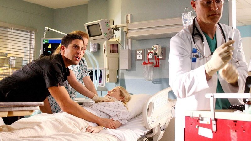 Eric (Adam Rodriguez) ist außer sich vor Sorge, weil Calleigh (Emily Procter, lieg.) nach der schweren Rauchvergiftung mit dem Tod ringt … (Darsteller Mi. und re. unbekannt) – Bild: (C) CBS