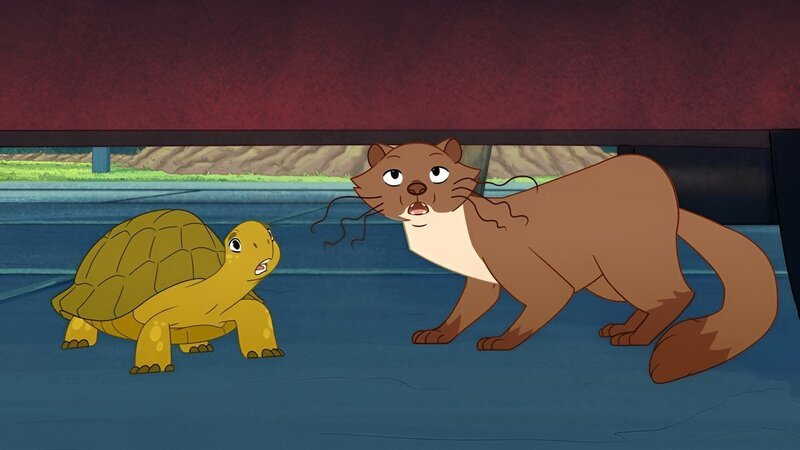 Schildkröte Törtel (l.) und Marder Kevin (r.) verstecken sich vor der wütenden Autobesitzerin. – Bild: ZDF/​Caligari Film