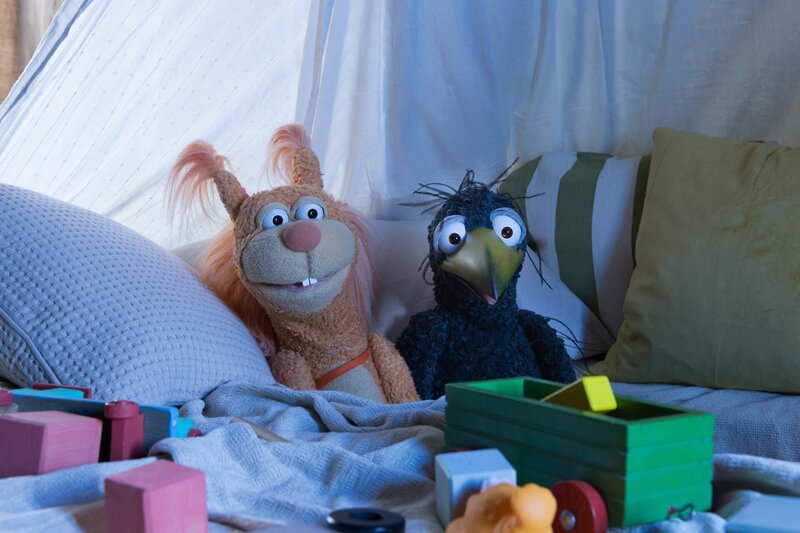 Ella (Anna Menzel) und Rudi (Lennart Morgenstern) haben es sich in der Kuschelecke gemütlich gemacht. Sie schauen sich zusammen das Märchen Frau Holle an. – Bild: ZDF/​Zia Ziarno