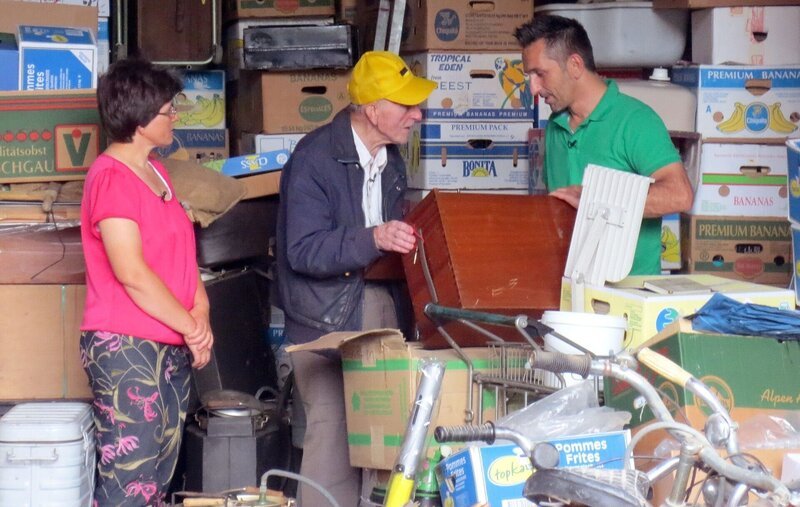 Die Familie von Franz (88) weiß nicht mehr weiter. Der Rentner leidet unter einer krankhaften Sammelsucht und hat schon zwei Wohnungen und eine riesige Lagerhalle mit tausenden Bananenkisten voller Müll und Trödel gefüllt. Niemand kann Franz davon überzeugen, endlich Platz zu schaffen. (Foto, v.li.: Heike, eine Freundin von Franz; Franz ; Trödelprofi Mauro Corradino) – Bild: RTL II