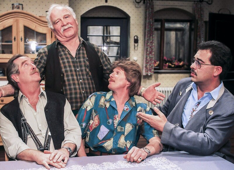 v.l. Stefan (Egon Biscan), der Stanglwirt (Peter Steiner sen.), Thomas (Rudi Decker) und Markus (Peter Steiner jun.). – Bild: ORF/​RTL
