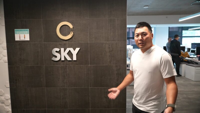 Der Programmierer Jean-François Eap aus Kanada hat SkyECC entwickelt. Er sieht sich als Kämpfer für den Datenschutz. – Bild: ZDF und Nicolas Jaillard