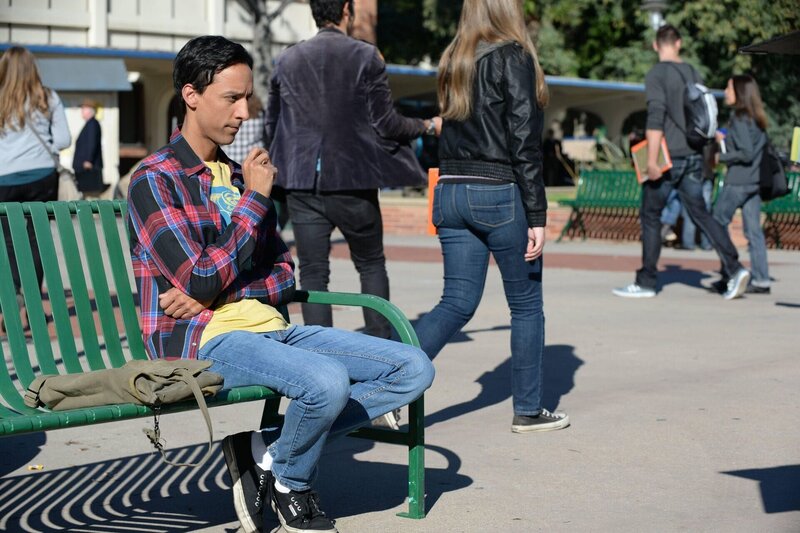 Abeds Loyalitäten werden geprüft als seine Freunde möchten, dass er sich zwischen ihnen und der neuen Beraterin für den administrativen Bereich entscheidet. – Bild: Sony Pictures Television Inc. and Open 4 Business Productions LLC