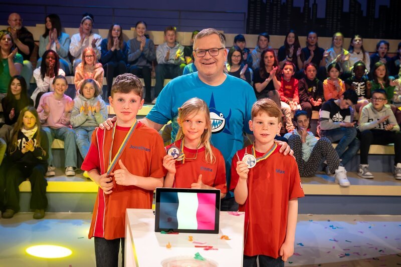Das rote Rateteam aus Brüssel/​Belgien freut sich über viele spannende Erfahrungen bei „1, 2 oder 3“. – Bild: Ralf Wilschewski /​ ZDF