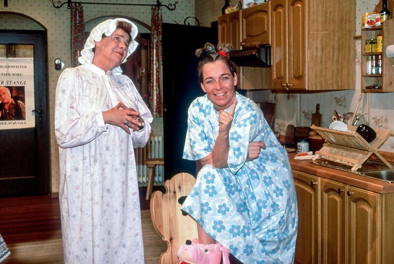 Gerdi (Gerda Steiner) und Leni (Gerda Steiner-Paltzer) treffen sich in der Küche. – Bild: ORF/​RTL