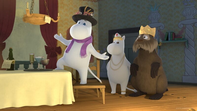 Mumintroll (l.) spielt im Theaterstück den Muminpapa. Snorkfräulein (M.) und Bisam (r.) sind in den Nebenrollen. – Bild: ZDF/​Moomin Characters/​Gutsy Animations