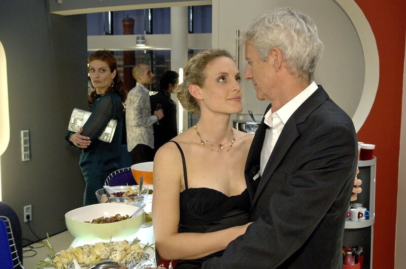 Natascha (Franziska Matthus, l.) trifft es, Robert (Mathieu Carrière, r.) und Maja (Barbara Lanz, M.) auf der Weihnachtsfeier turteln zu sehen. – Bild: Sat.1