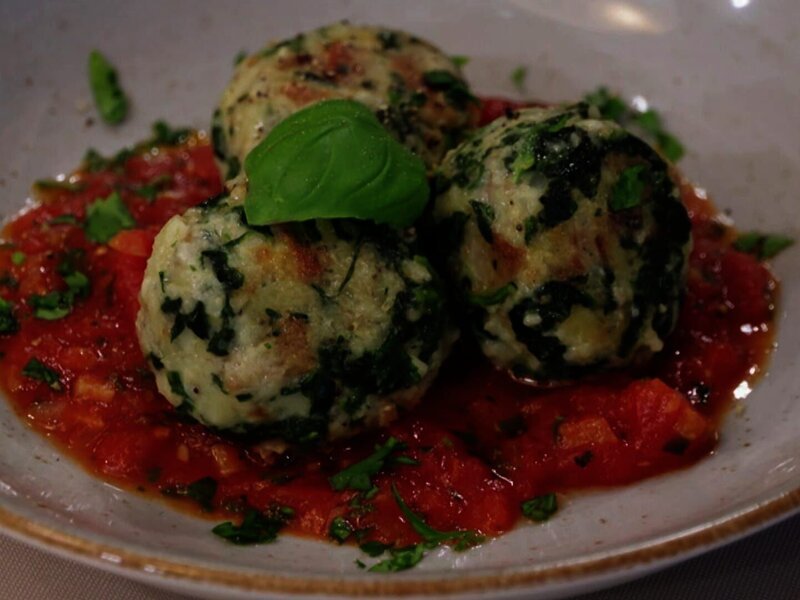 Spinat-Käse-Knödel mit Tomatensauce – Bild: tv.gusto