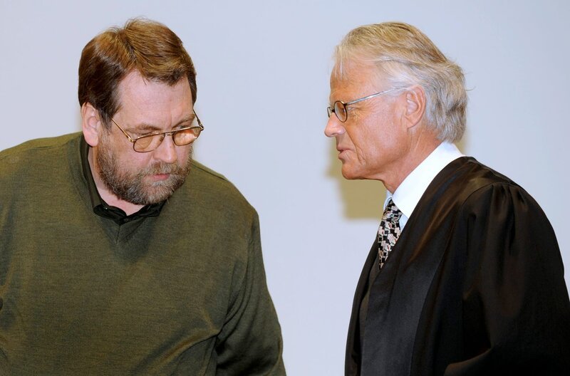Der Angeklagte Werner Mazurek im Gespräch mit seinem Rechtsanwalt Walter Rubach während des Prozesses 2009. – Bild: SWR/​Daniel La Marca