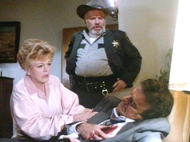 Jessica (Angela Lansbury) und Sheriff Tugmann (Ken Swofford) können nichts mehr für Jessicas Freund Walter (Mike Conners) tun. – Bild: Warner TV Serie