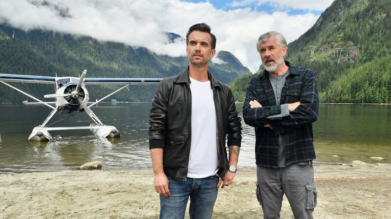 Max Parger (Florian Silbereisen, l.) und Martin Grimm (Daniel Morgenroth, r.) unternehmen einen Abenteuerausflug in die kanadischen Wälder. – Bild: SRF/​ZDF/​Dirk Bartling